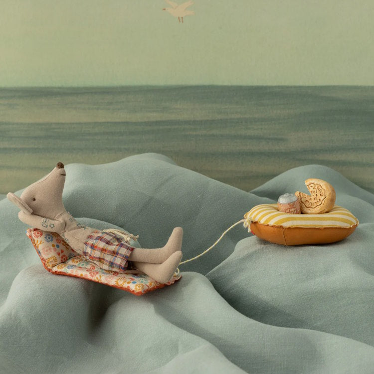 Maileg | Beach Mouse Dad with Air Mattress Flowers