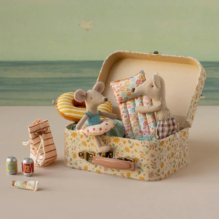 Maileg | Beach Mouse Dad with Air Mattress Flowers