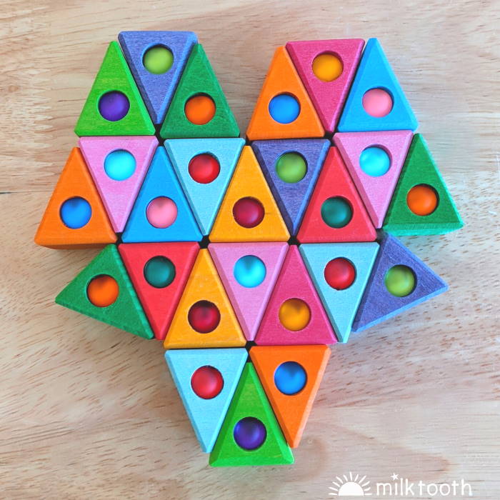 Bauspiel | Triangles | 100 Wooden Blocks with Tray