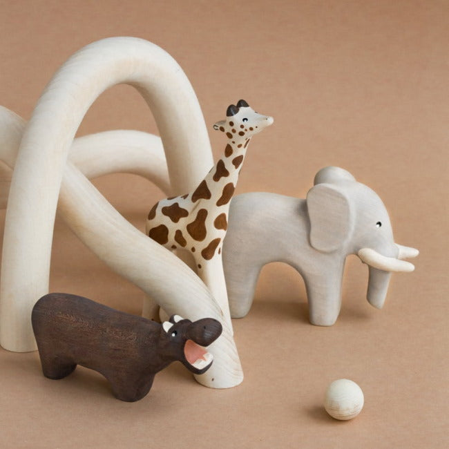 Iz Vetvey | Wooden Giraffe Toy at Milk Tooth