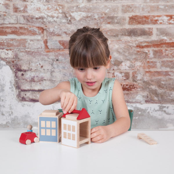 Lubulona | Town Summerville Mini child engaged in small world play