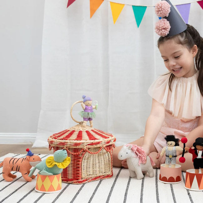 Olli Ella | Holdie Circus Folk Adara the Acrobat at Milk Tooth Australia