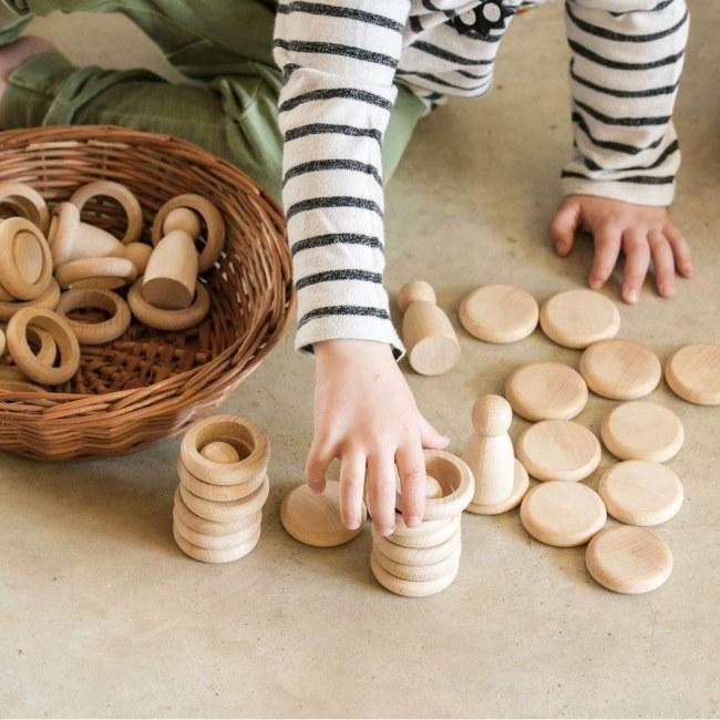 Grapat | Nins Rings and Coins | Natural wooden toy peg doll set
