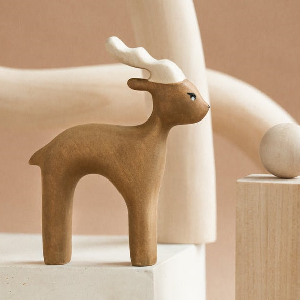 Iz Vetvey | Wooden Deer Toy at Milk Tooth