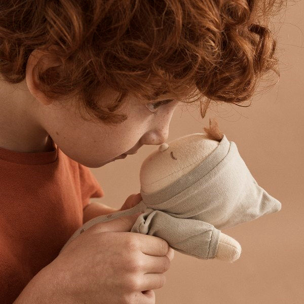 Olli Ella | Dozy Dinkum Doll | Pickle eskimo kisses with boy